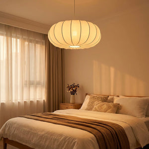 Lampe suspension japonaise soie blanche allumée lumière chaude dans une chambre