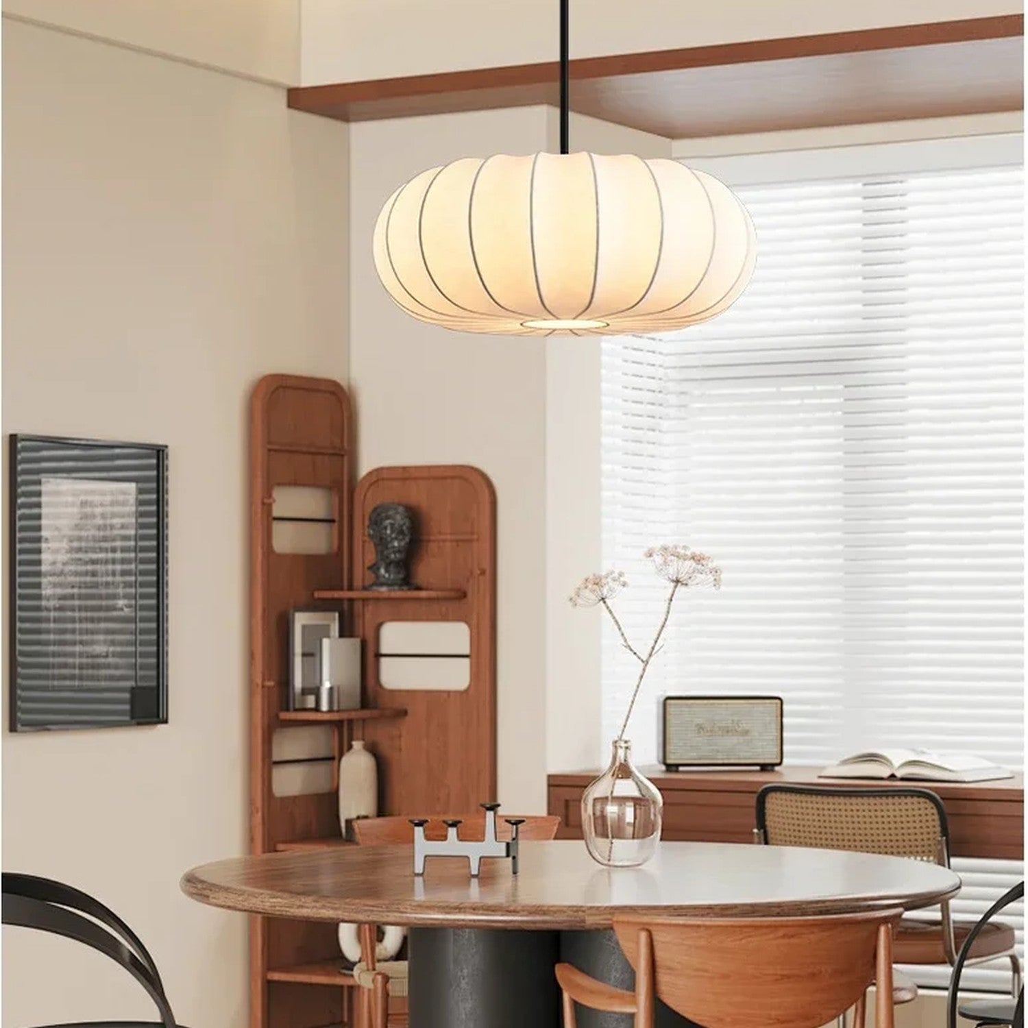 Lampe suspension soie blanche dans une salle à manger chaleureuse