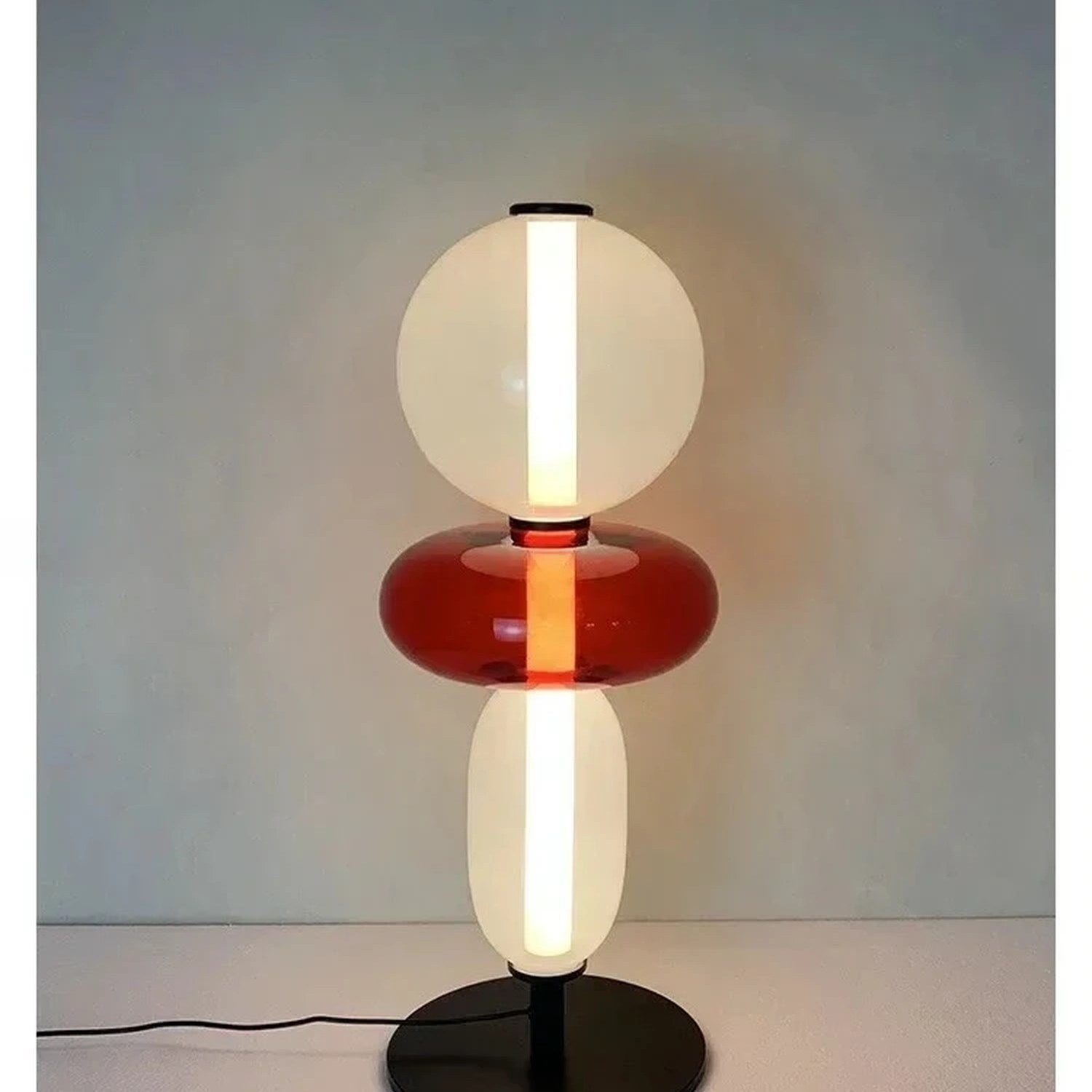 Lampe de table 3 globes verre beige crème avec disque rouge variante Beige allumée