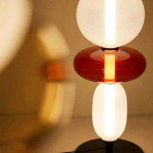 Détail des 3 globes en verre teinté de la lampe LED avec lumière chaude à travers le verre