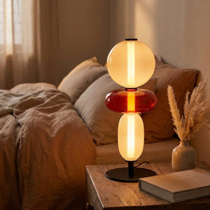 Lampe de table 3 globes verre sur table de chevet dans chambre cosy style nordique