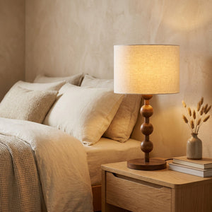 Lampe de table boulier en bois avec abat-jour tissu blanc, style japandi, sur table de nuit