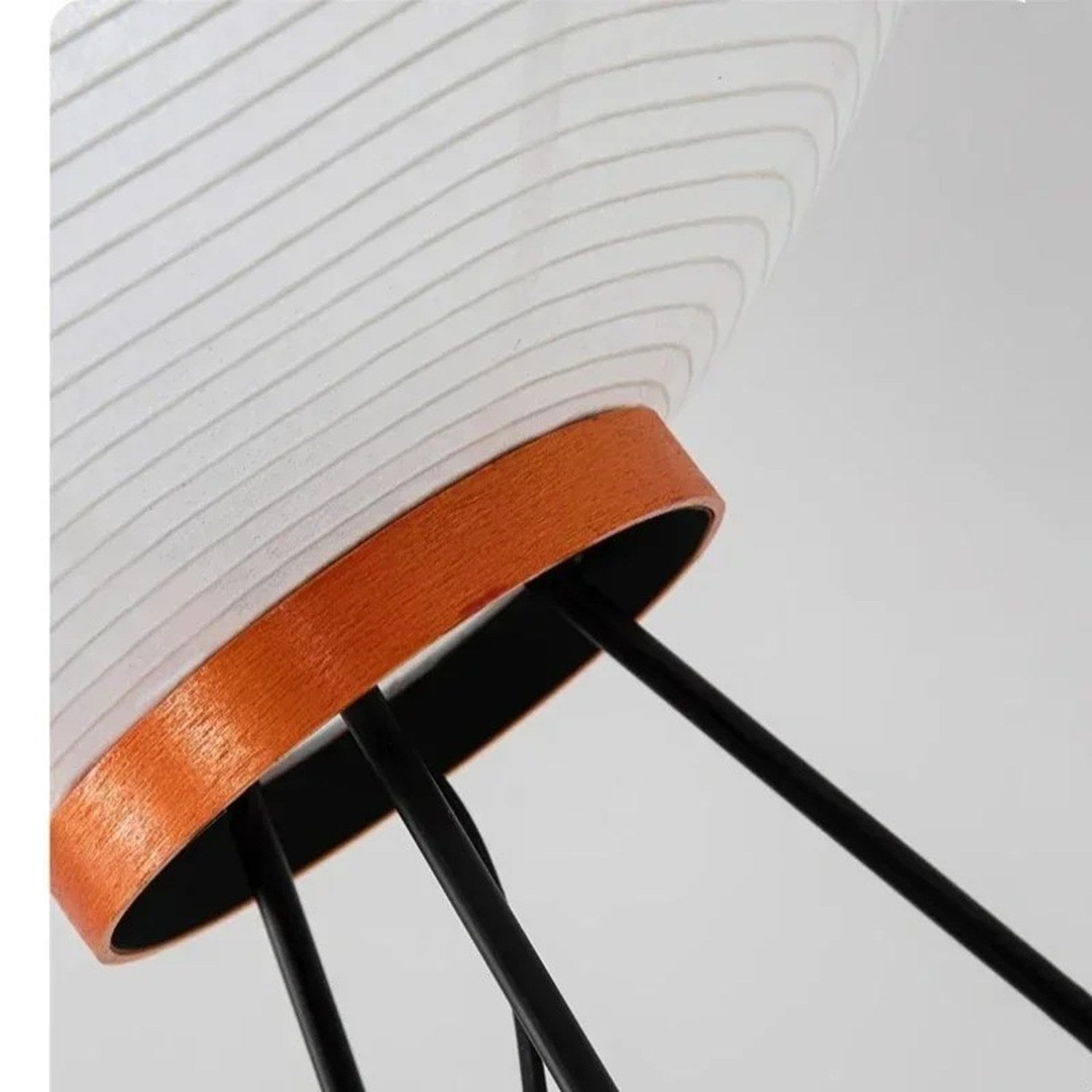 Détail anneau en bois et pied tripode métal de la lampe de table Noguchi