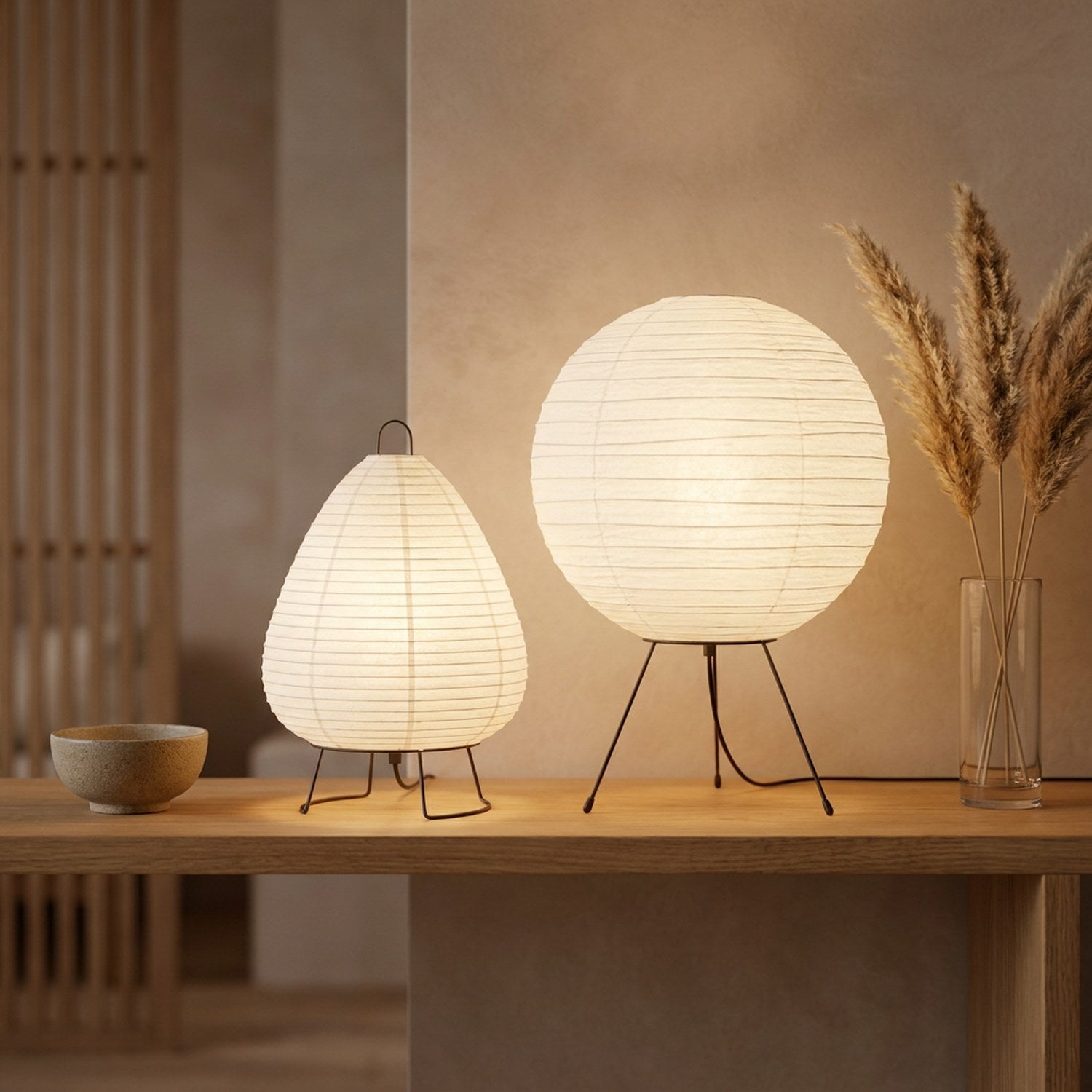 Lampe de table Noguchi conique et ronde côte à côte sur console bois wabi sabi