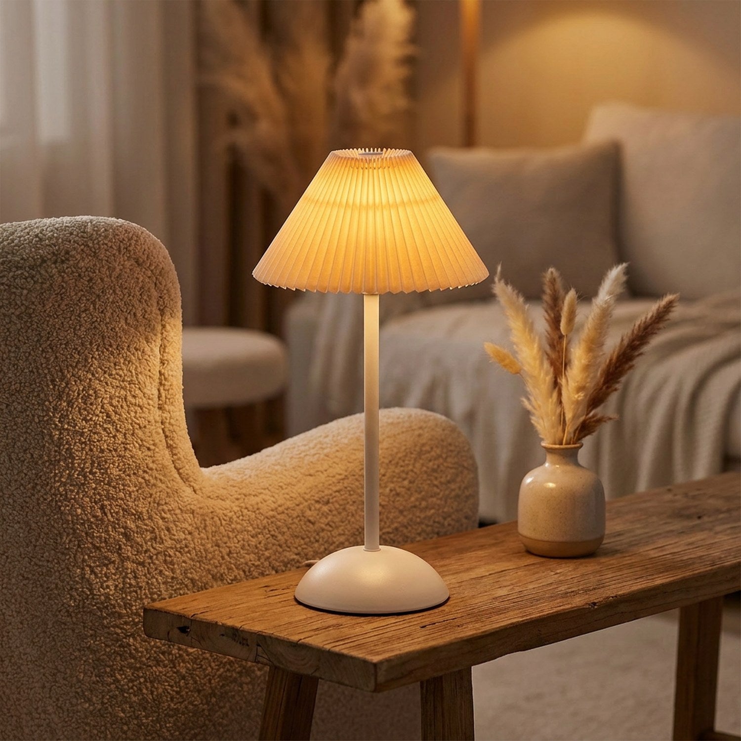 Lampe de table à abat-jour plissé posée sur une console dans un salon chaleureux