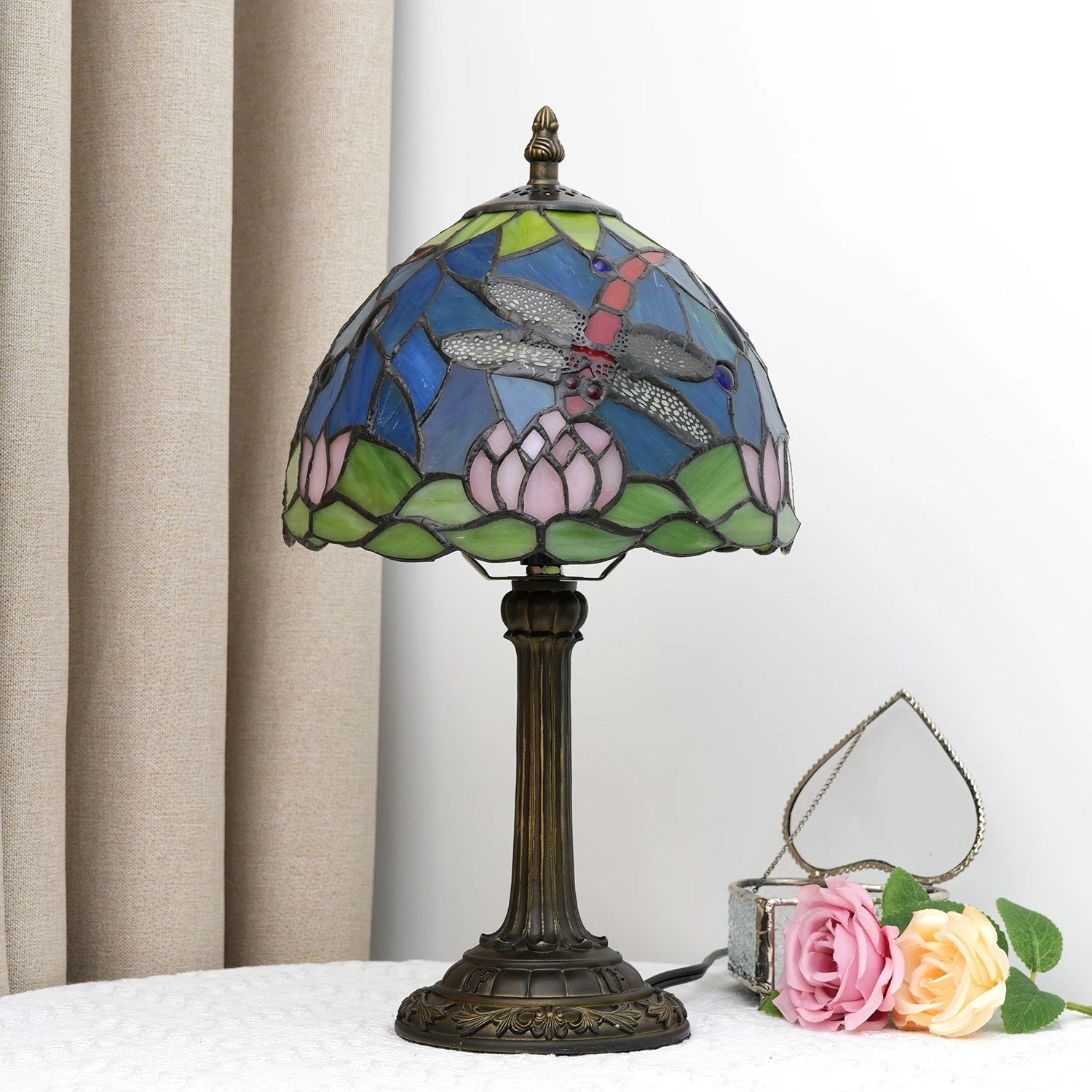 Lampe vitrail Tiffany libellule vue de face sur fond clair