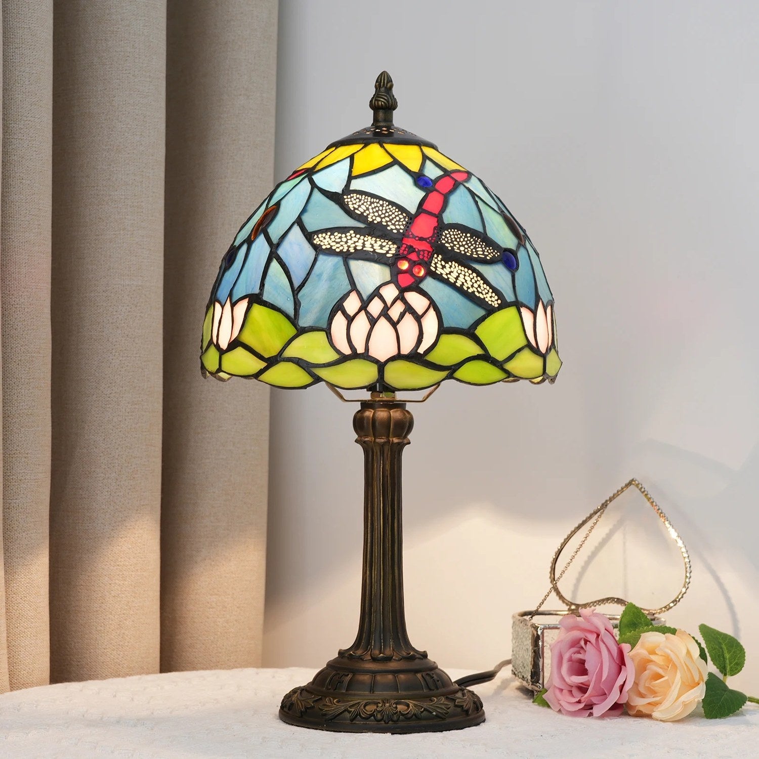 Lampe vitrail Tiffany libellule allumée détail du verre teinté