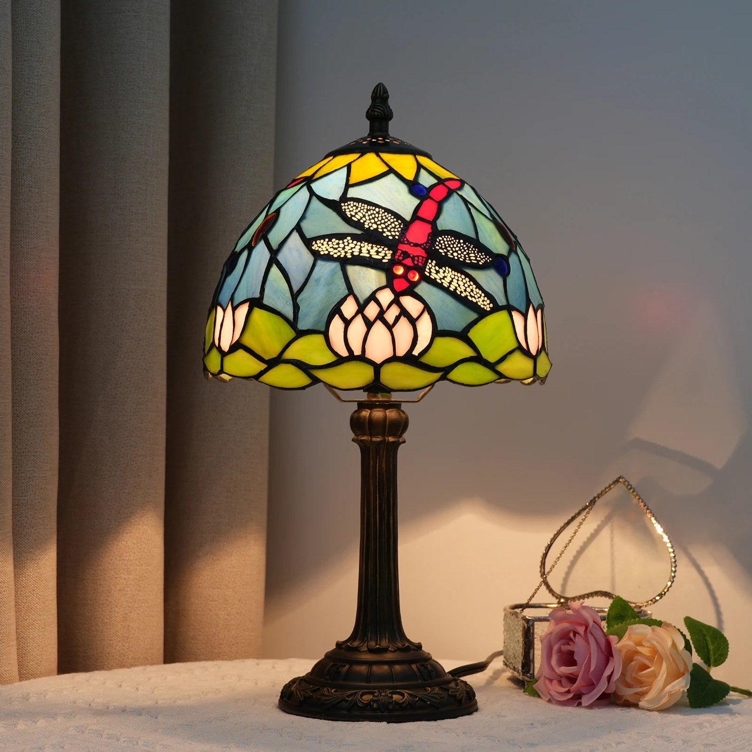 Lampe vitrail Tiffany libellule allumée en ambiance tamisée