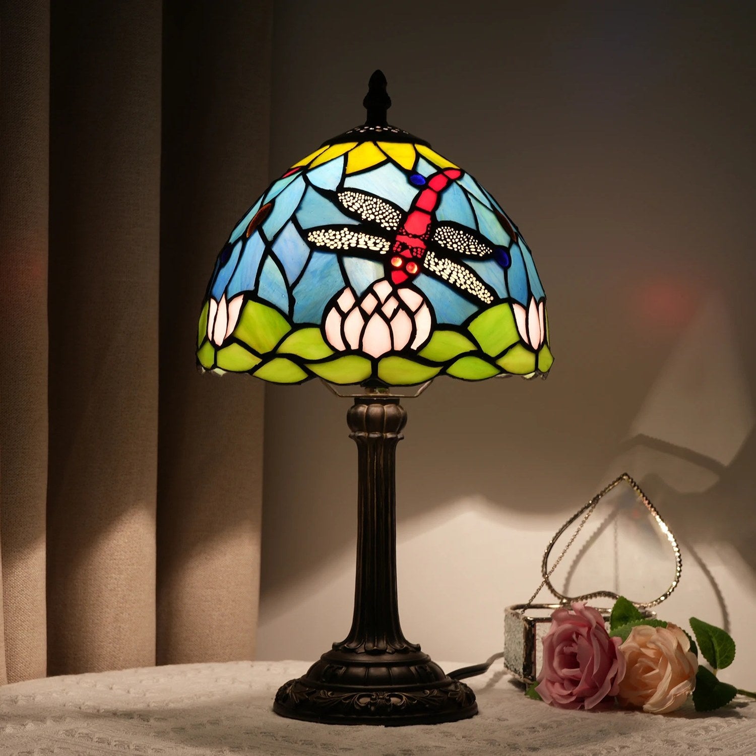 Lampe vitrail Tiffany libellule allumée vue rapprochée