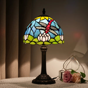 Lampe vitrail Tiffany libellule allumée vue rapprochée