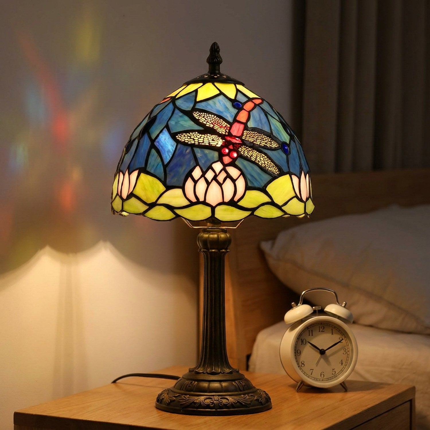 Lampe vitrail Tiffany libellule sur table de chevet avec réveil vintage