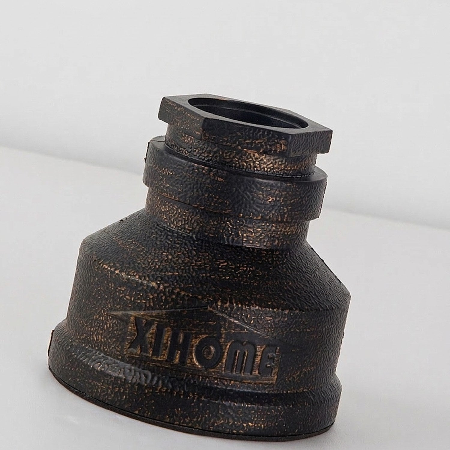 Gros plan sur la texture en fer patiné du socle de la lampe tuyau