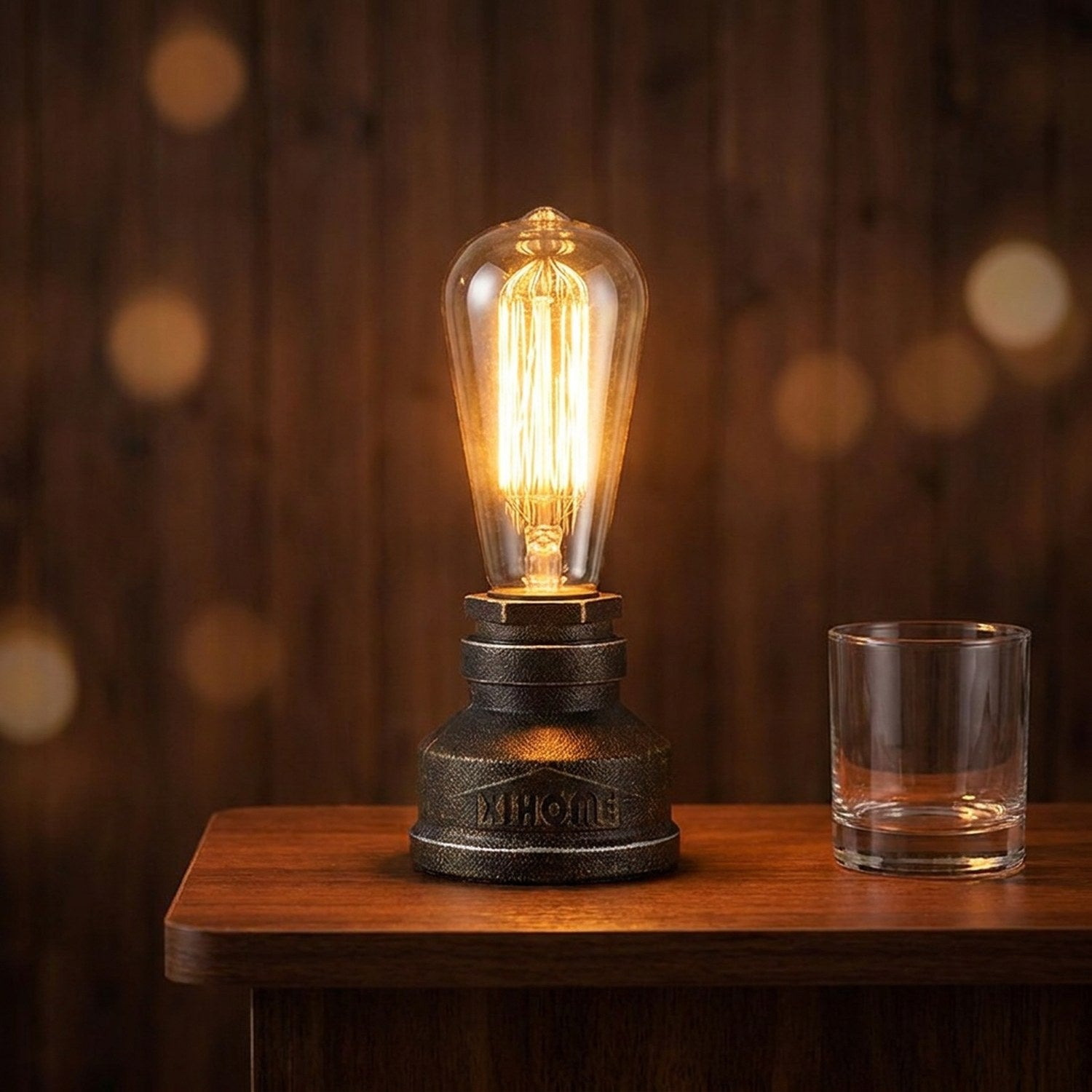 Lampe tuyau industrielle allumée sur un comptoir de bar en bois avec un verre