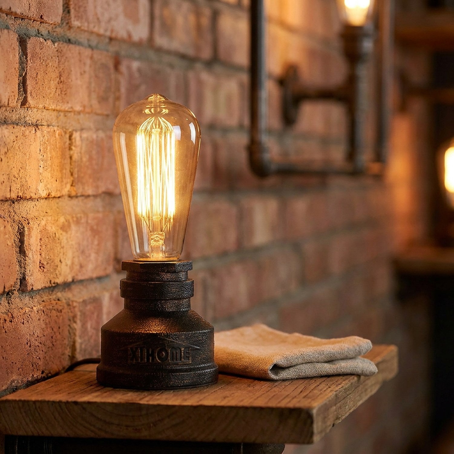 Lampe tuyau industrielle allumée sur une étagère en bois contre un mur de brique