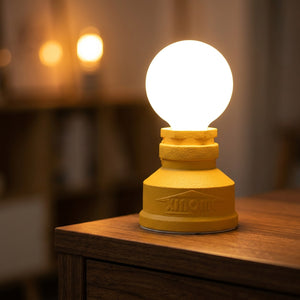 Lampe tuyau industrielle coloris jaune moutarde allumée