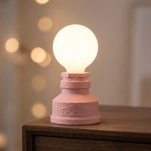 Lampe tuyau industrielle coloris rose poudré allumée