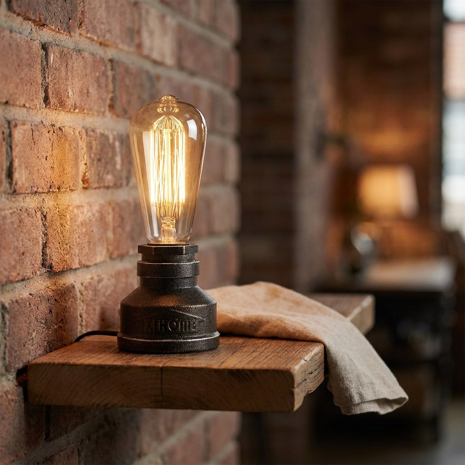 Lampe tuyau industrielle allumée sur une étagère en bois contre un mur de brique