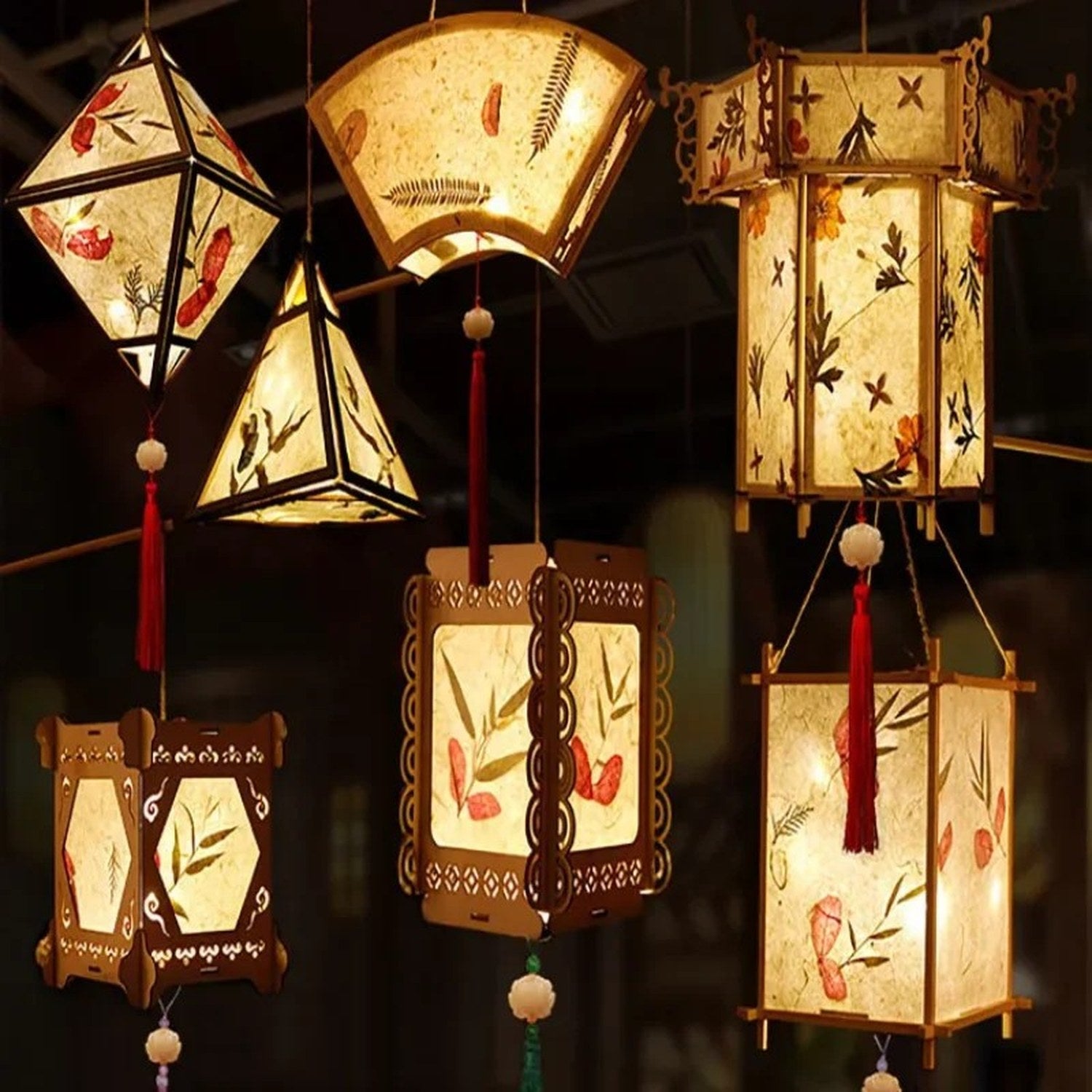 Lanternes chinoises en papier DIY avec fleurs séchées, vue d'ensemble