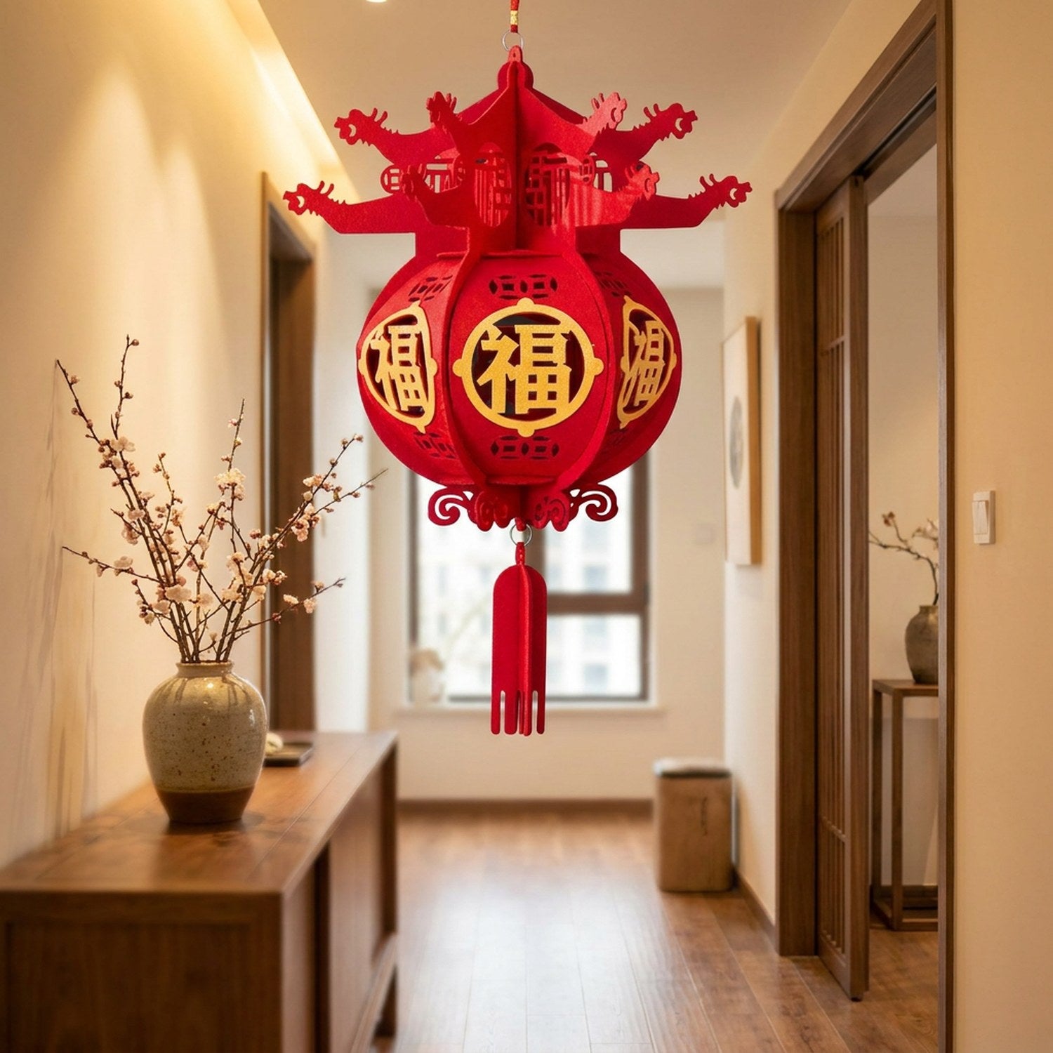 Lanterne chinoise rouge suspendue dans une entrée décorée pour le Nouvel An