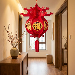 Lanterne chinoise rouge suspendue dans une entrée décorée pour le Nouvel An