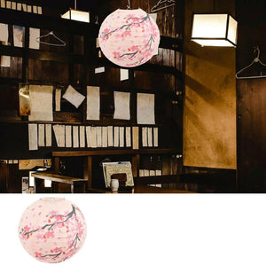 Lanterne japonaise en papier dans un restaurant au décor traditionnel