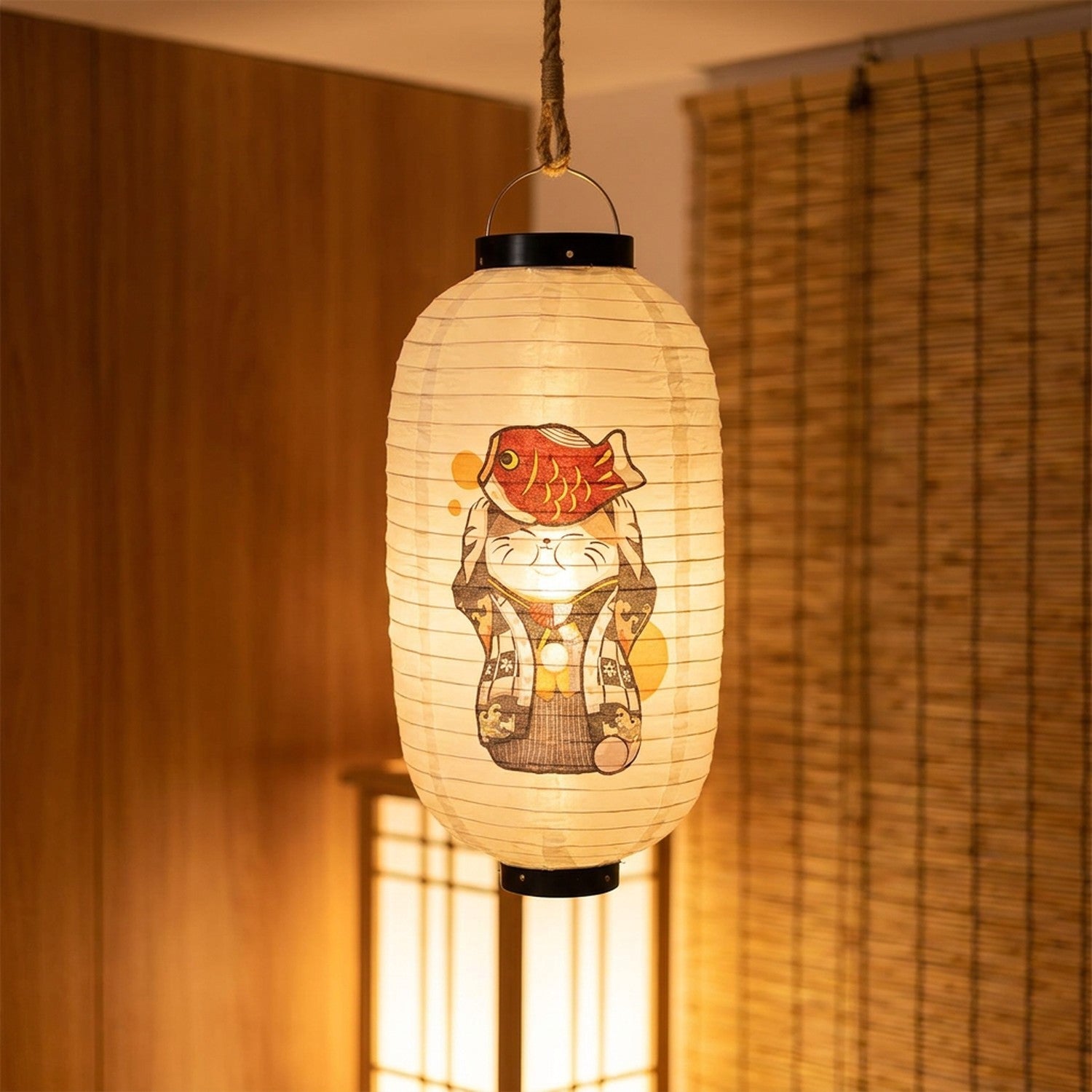 Lanterne japonaise en papier tissu suspendue dans un salon au décor asiatique avec motif chat porte-bonheur
