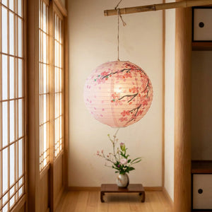 Lanterne japonaise en papier fleurs de cerisier suspendue dans un intérieur japonais traditionnel
