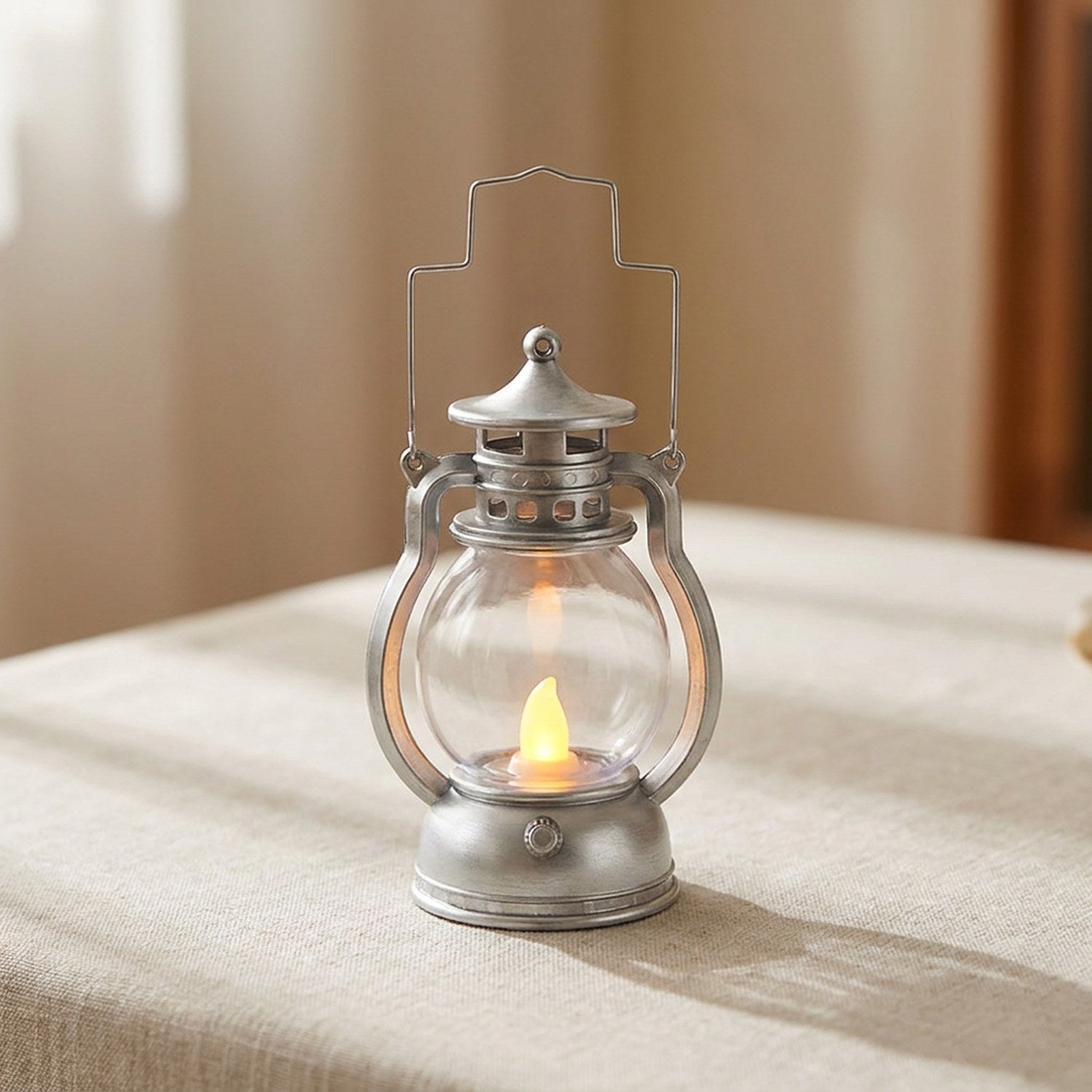 Lanterne LED rétro couleur argentée avec bougie vacillante allumée
