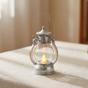 Lanterne LED rétro couleur argentée avec bougie vacillante allumée