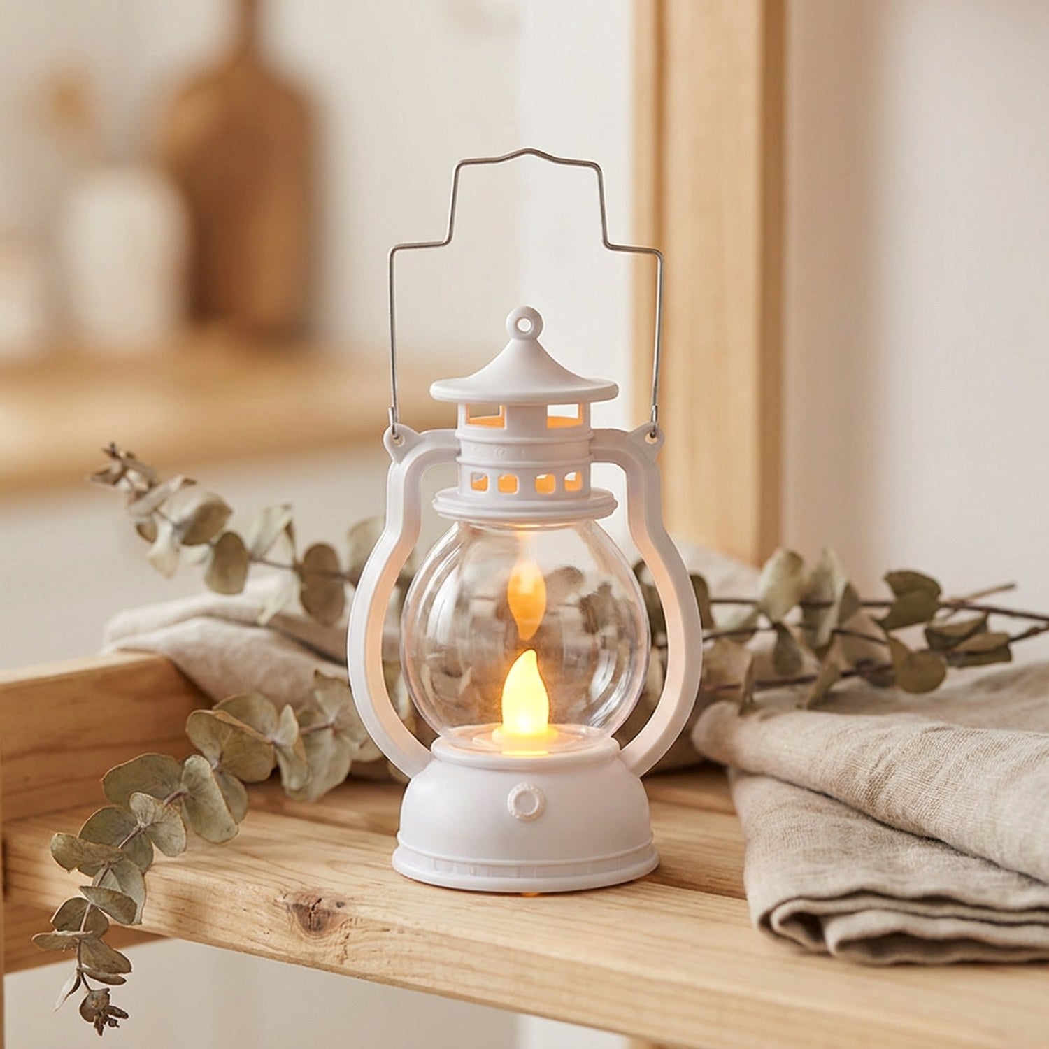 Lanterne LED rétro couleur blanche avec bougie vacillante allumée