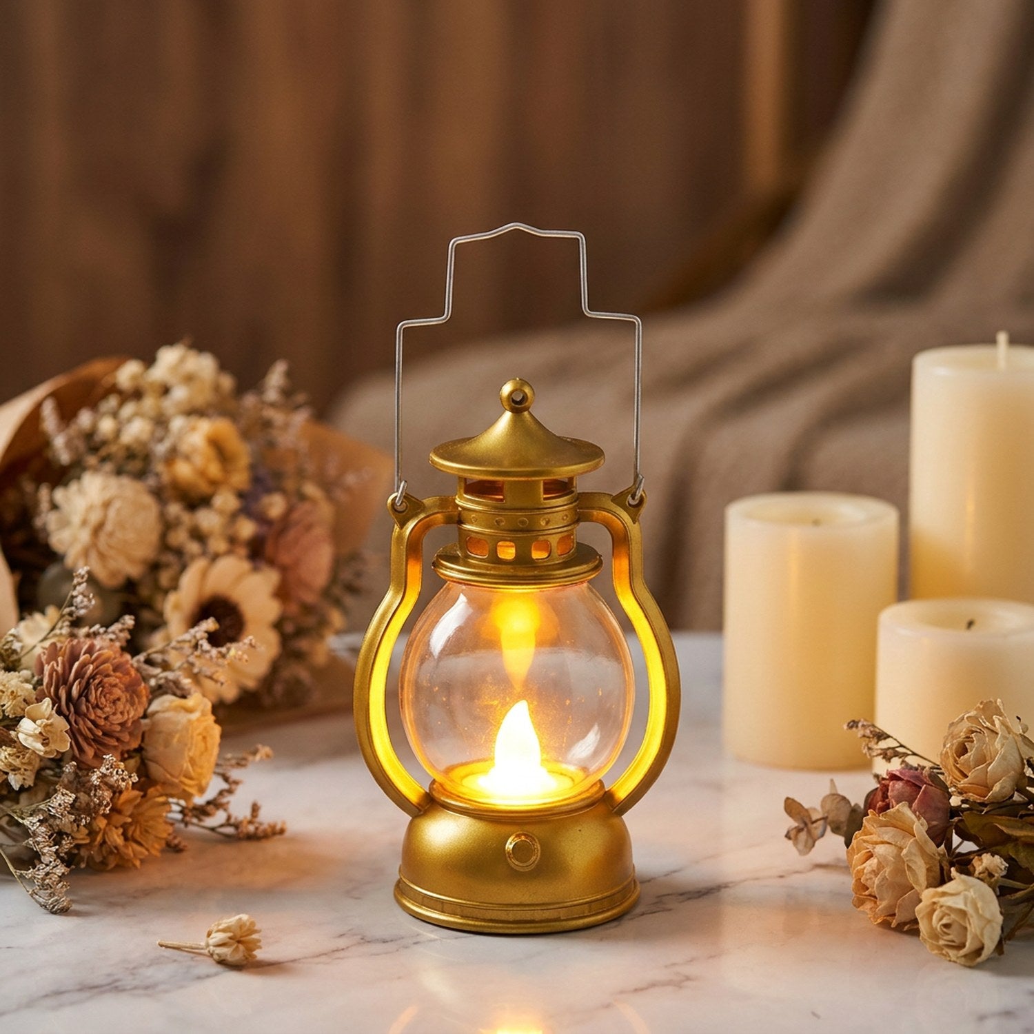 Lanterne LED rétro couleur dorée avec bougie vacillante allumée