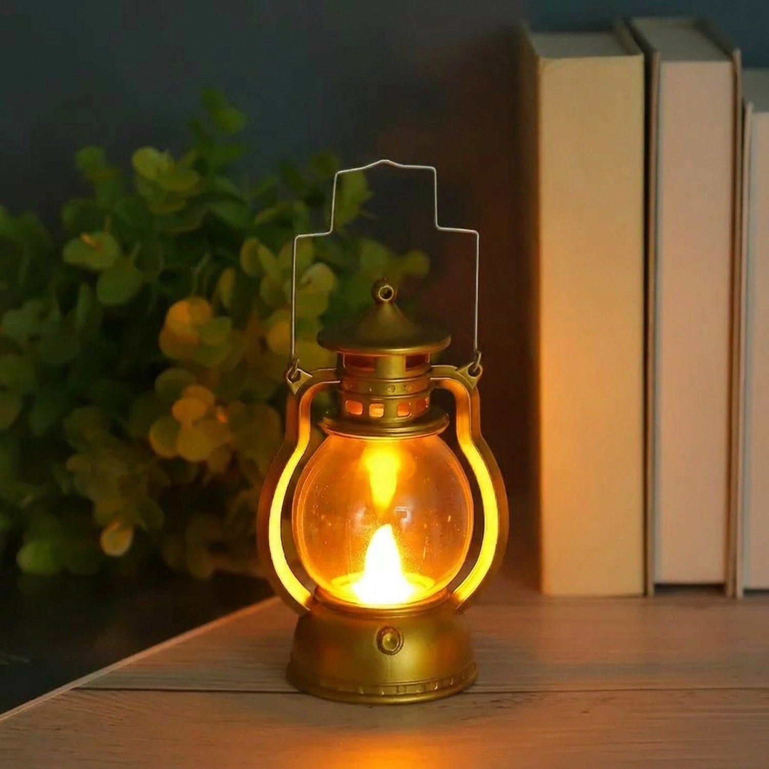 Lanterne LED rétro cylindrique de style vintage avec bougie LED vacillante allumée à l'intérieur sur une table décorée