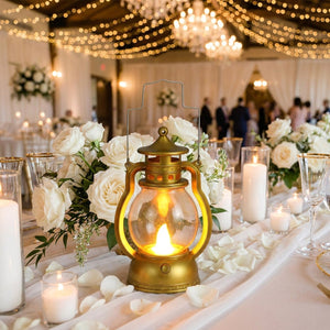 Lanterne LED rétro posée sur une table de mariage décorée de fleurs blanches et bougies