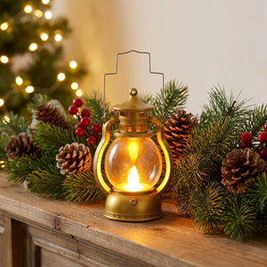 Lanterne LED rétro sur manteau de cheminée décorée pour Noël avec sapins et étoiles