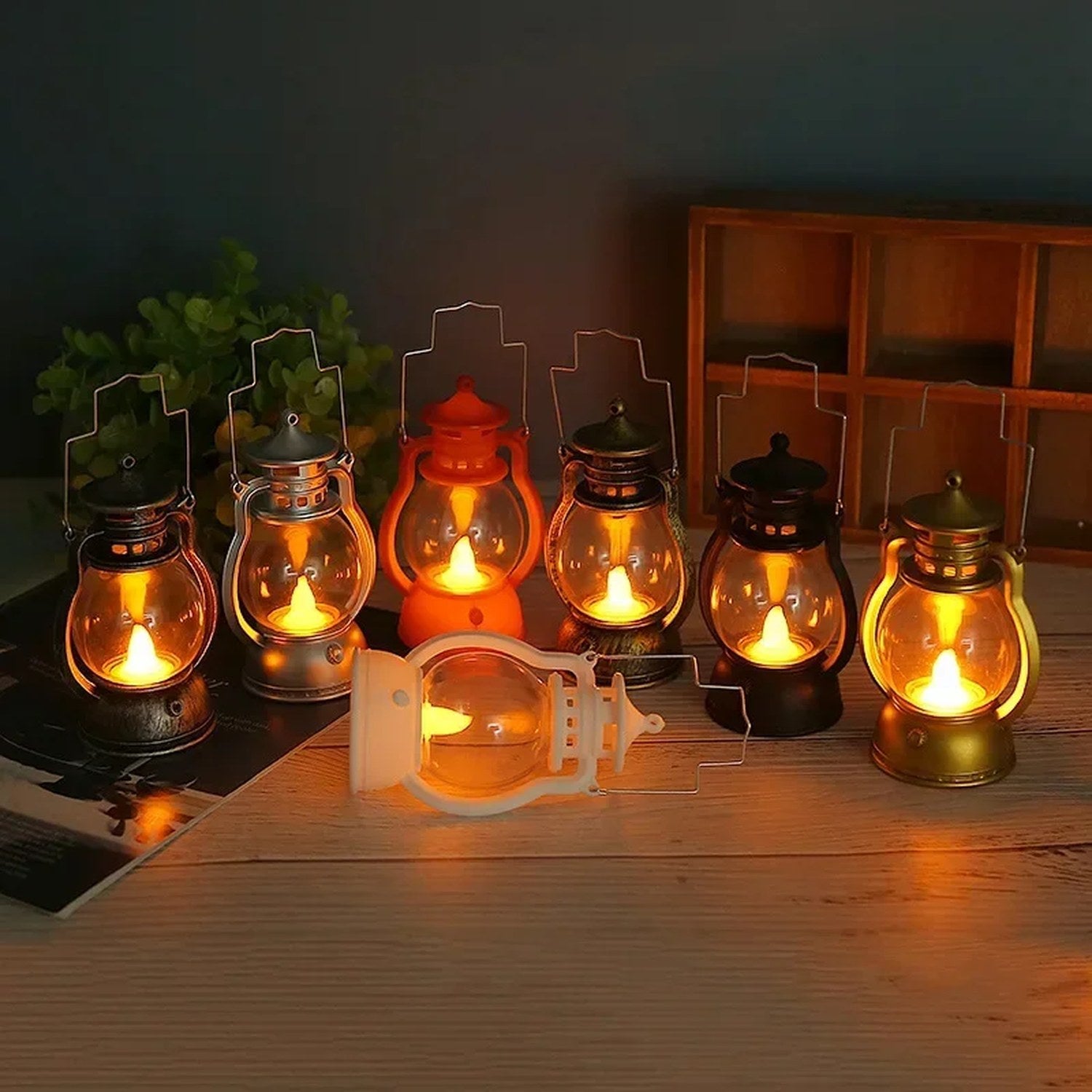 Groupe de lanternes LED rétro allumées en différentes couleurs sur fond sombre