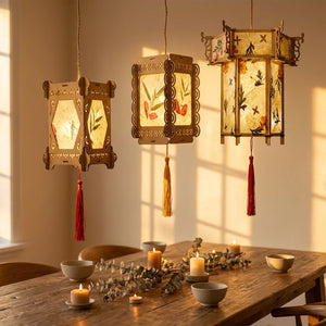 Trois lanternes chinoises suspendues au-dessus d'une table en bois à la lumière dorée