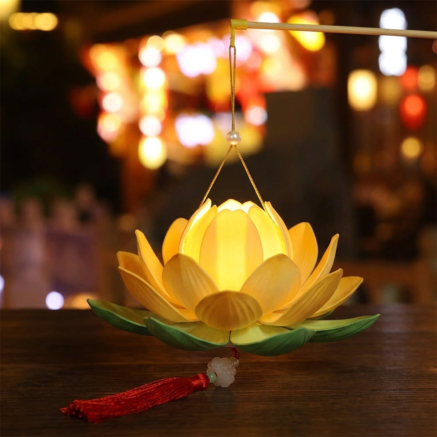 Lanterne fleur de lotus LED jaune allumée avec lueur dorée