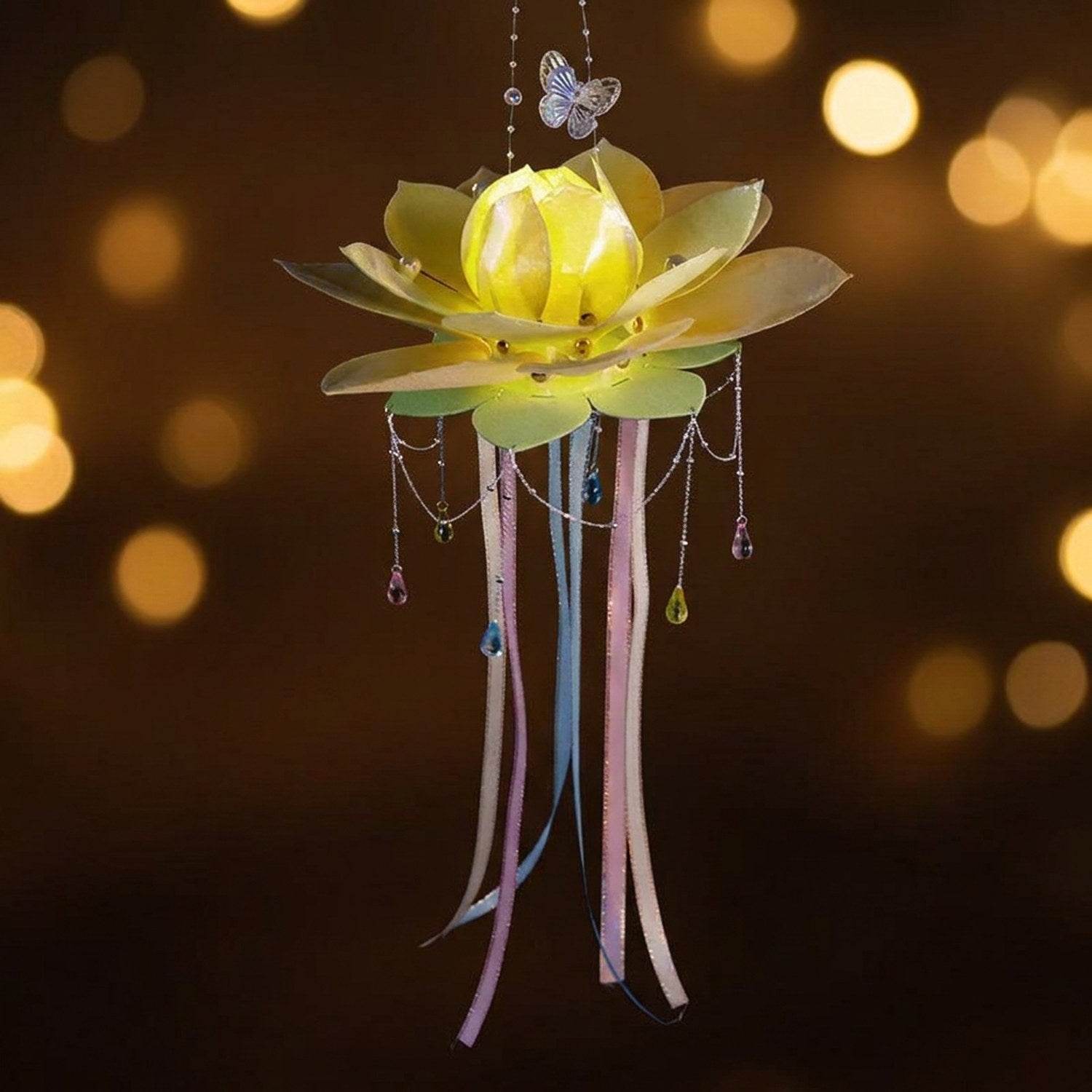 Lanterne lotus jaune modèle fleur fermée illuminée