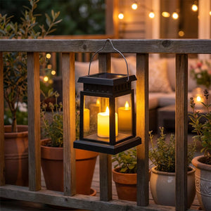 Lanterne solaire suspendue à une rambarde de terrasse parmi des plantes