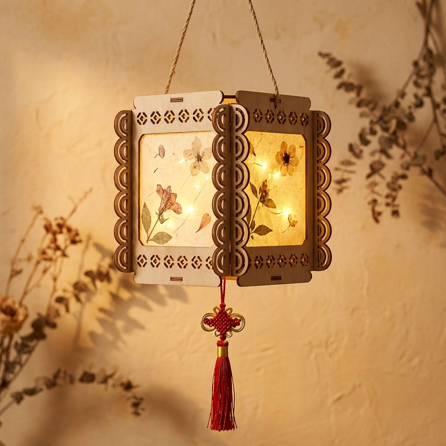 Lanterne chinoise Carrée en papier DIY avec fleurs séchées et pompon rouge