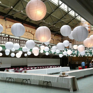 Lanternes papier blanc grande salle événement plafond suspendu