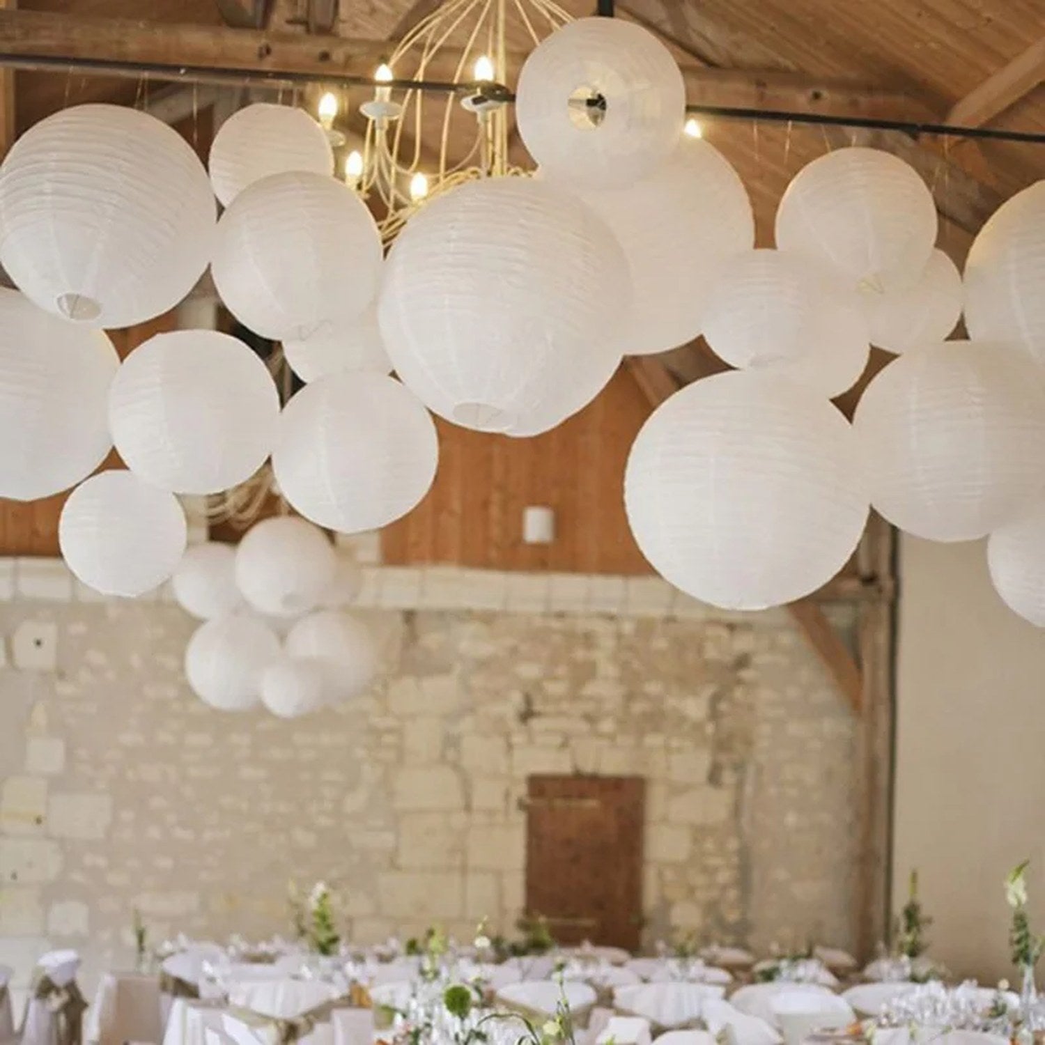 Lanternes papier blanc grange mariage rustique chic plafond