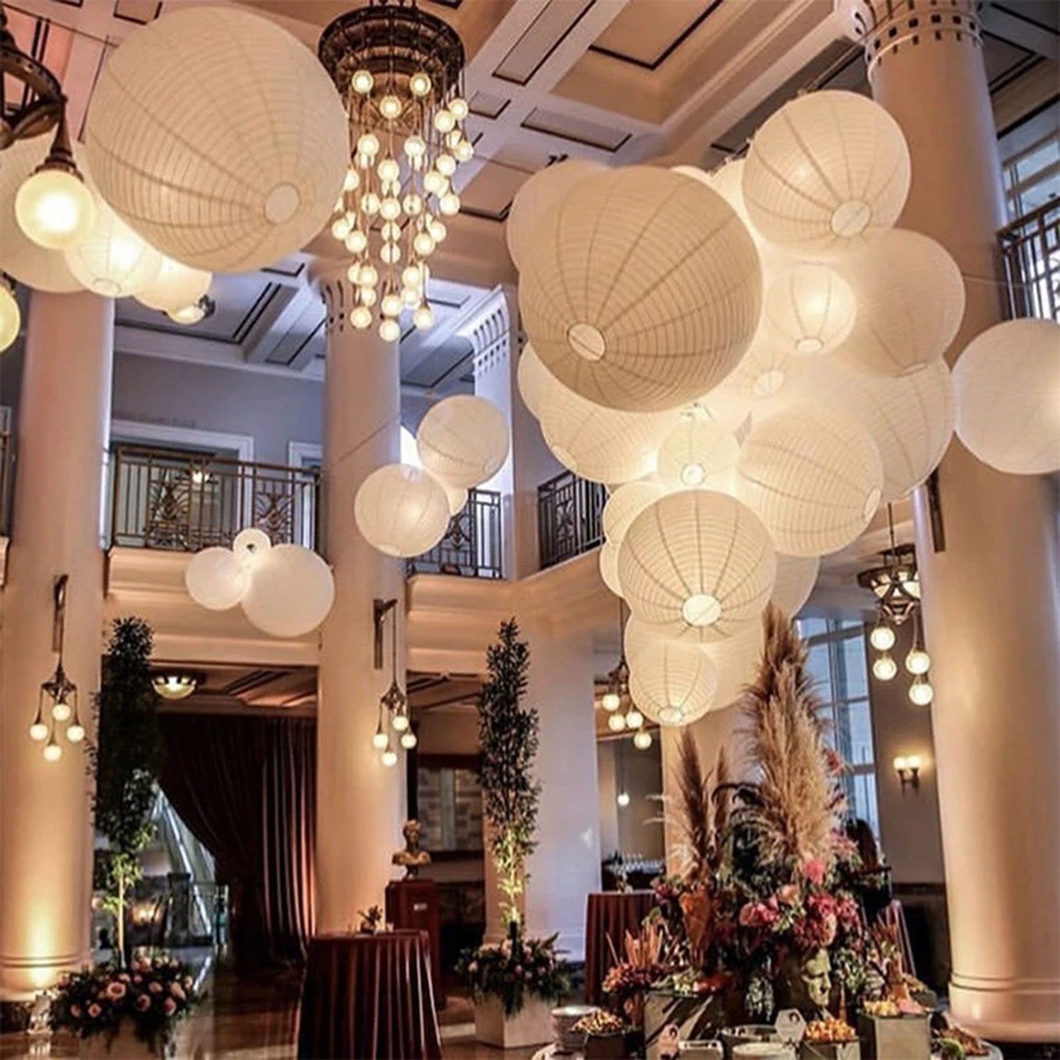 Lanternes papier blanc hall hôtel décoration événementielle luxe