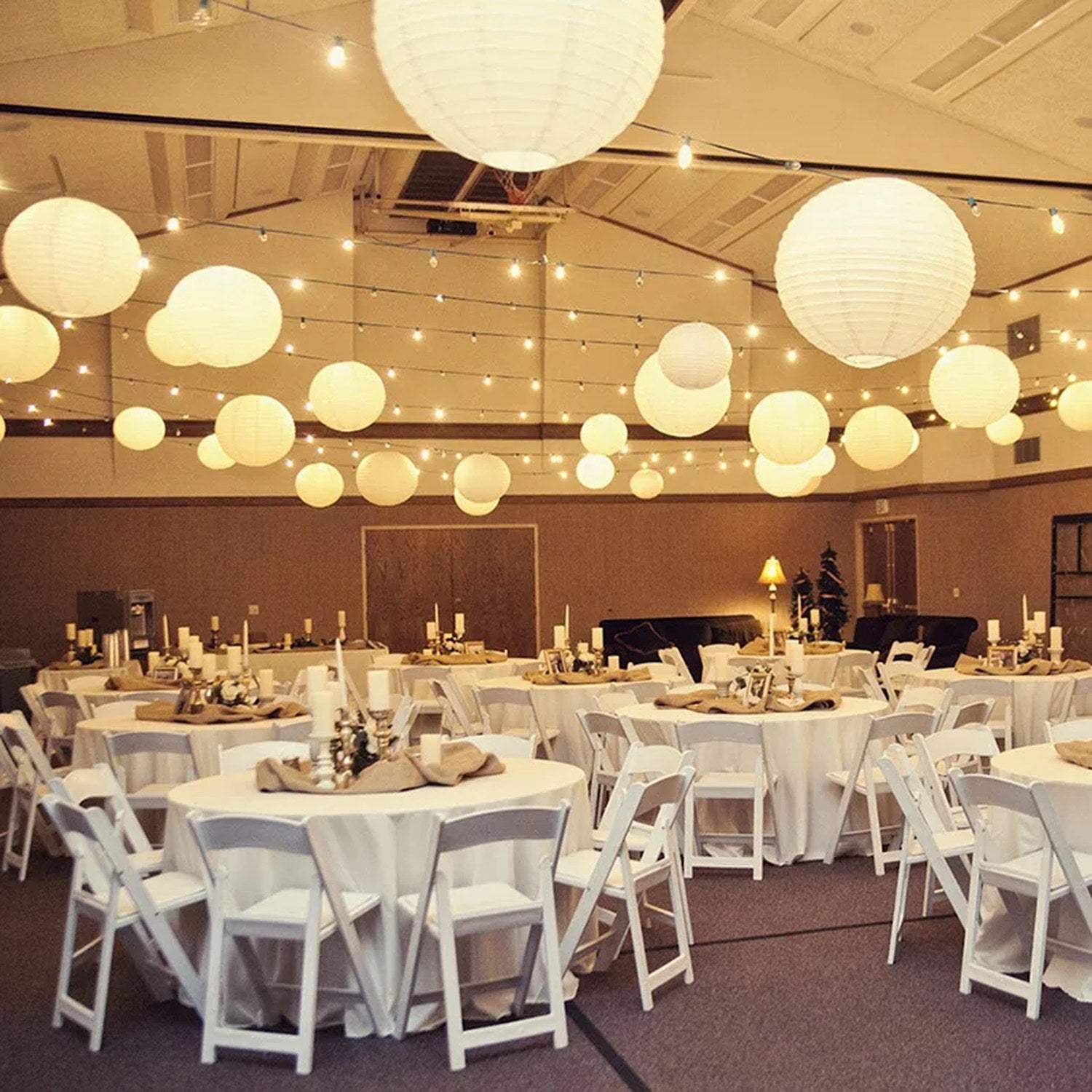Lanternes papier blanc salle des fêtes décoration mariage lumineuse