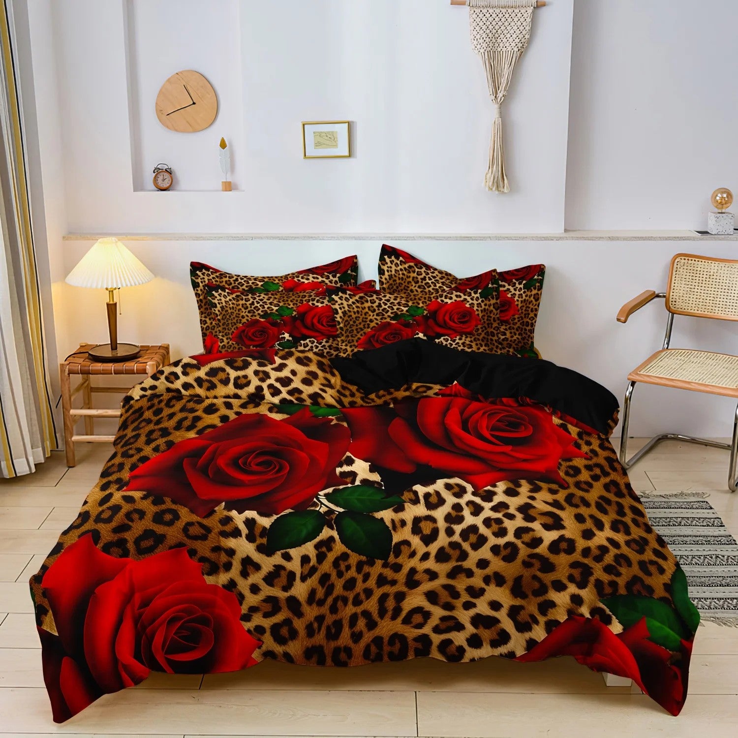 Gros plan sur les roses rouges et le motif léopard de la parure de lit