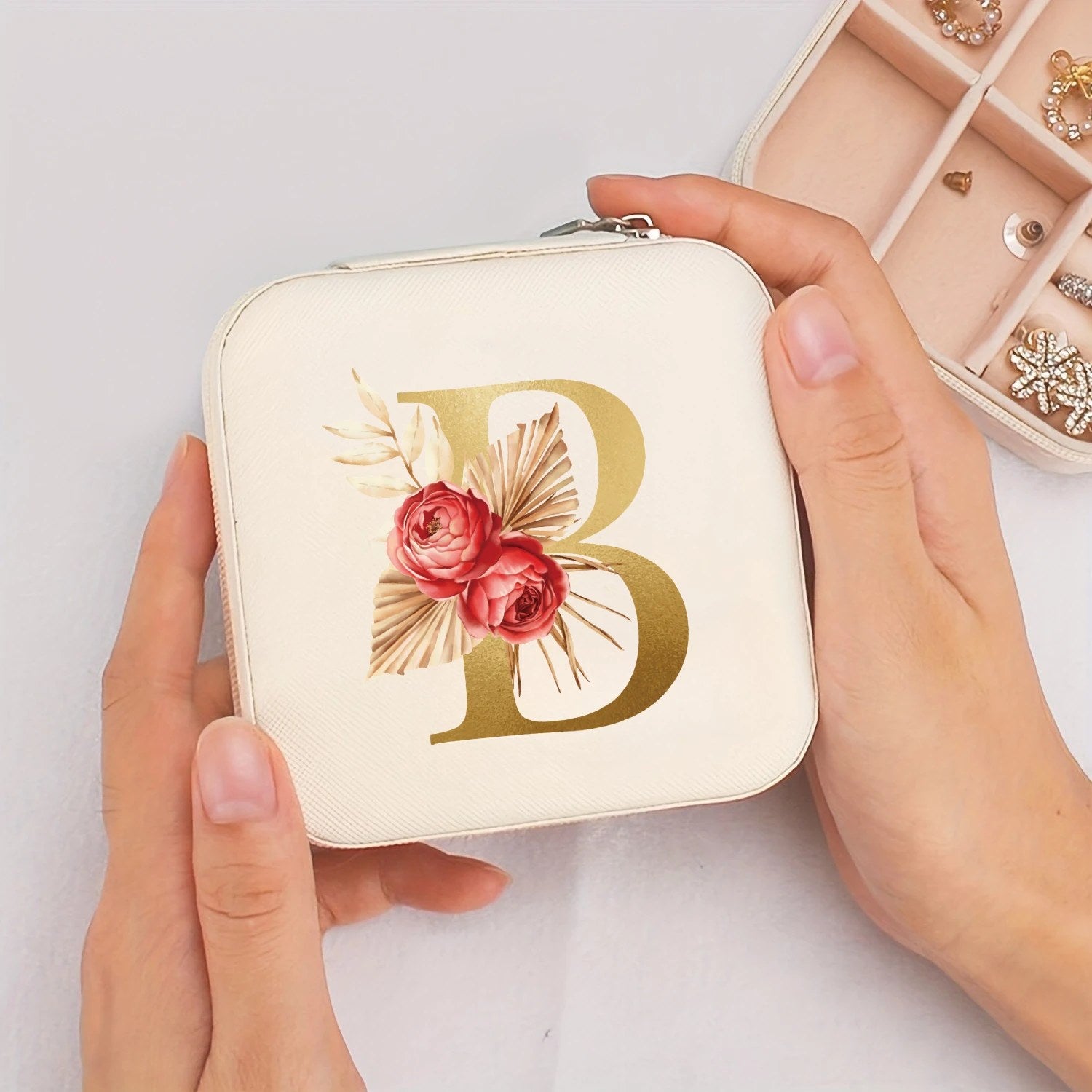Boîte à bijoux de voyage initiale B dorée et fleurs bohème
