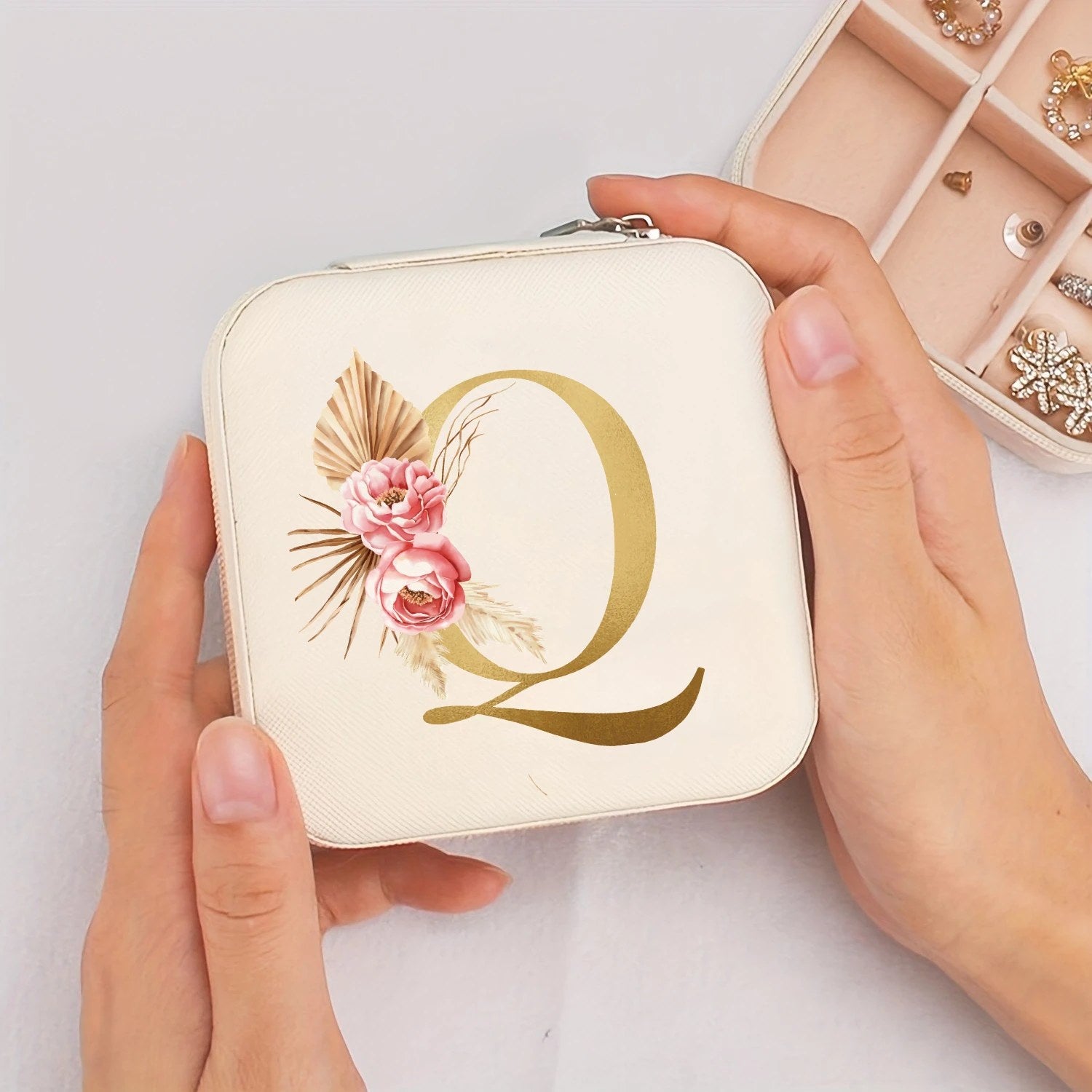 Boîte à bijoux de voyage initiale Q dorée et fleurs bohème