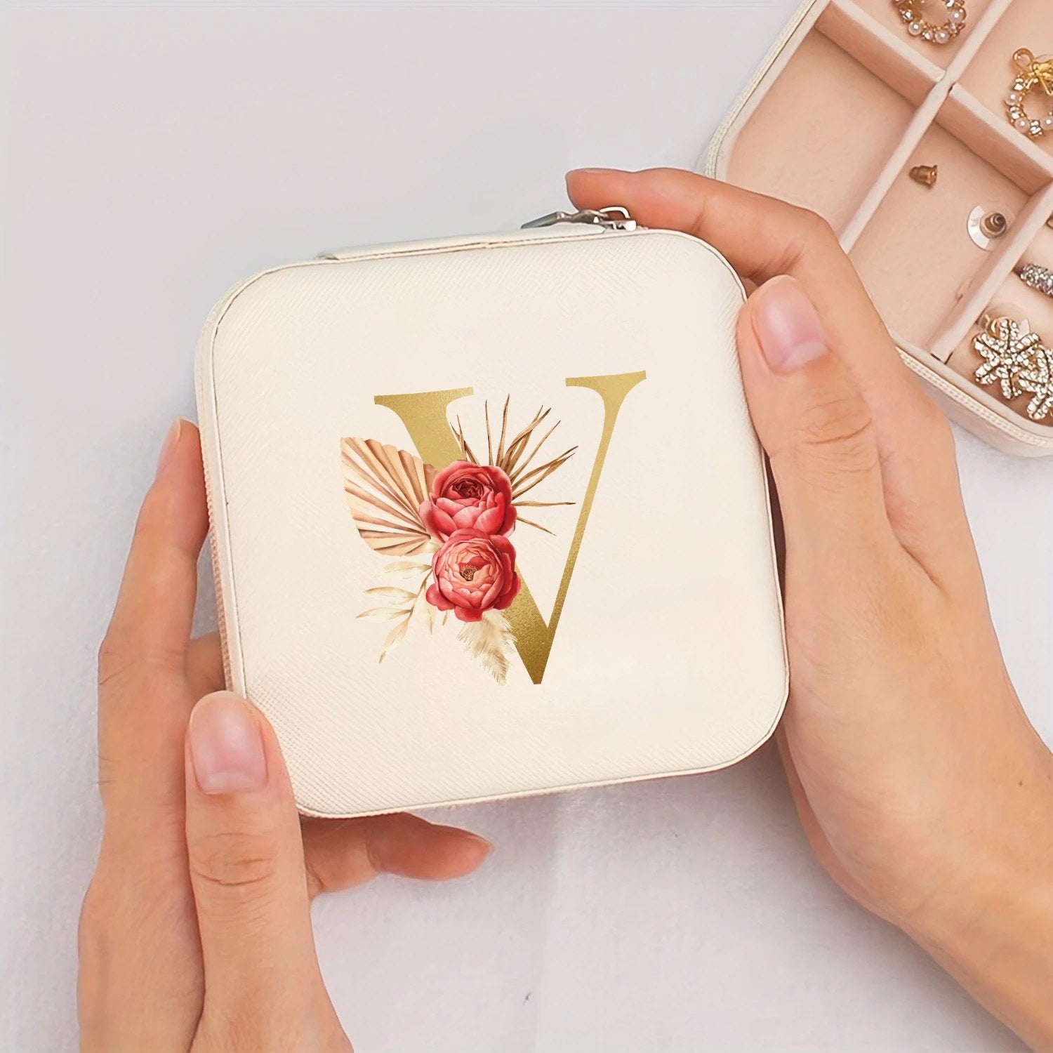 Boîte à bijoux de voyage initiale V dorée et fleurs bohème