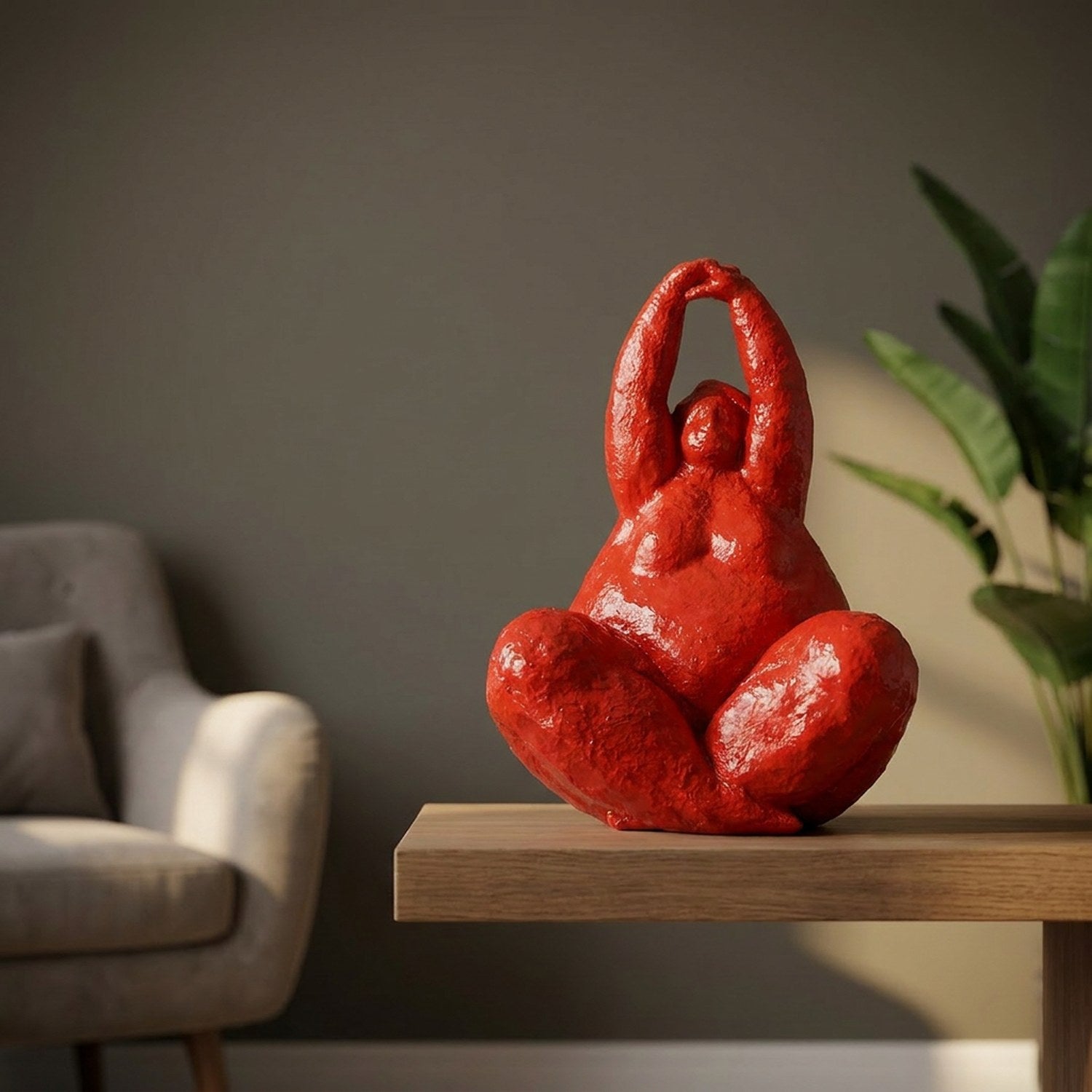 Statue de femme ronde rouge laqué sur une étagère dans un salon contemporain