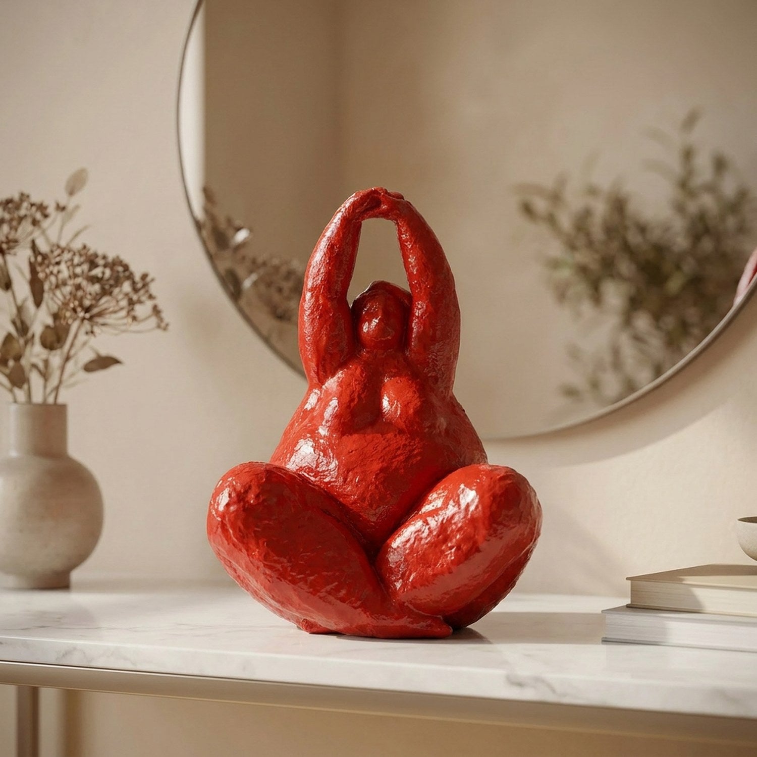 Statue de femme ronde rouge laqué sur une console en marbre sous un miroir rond